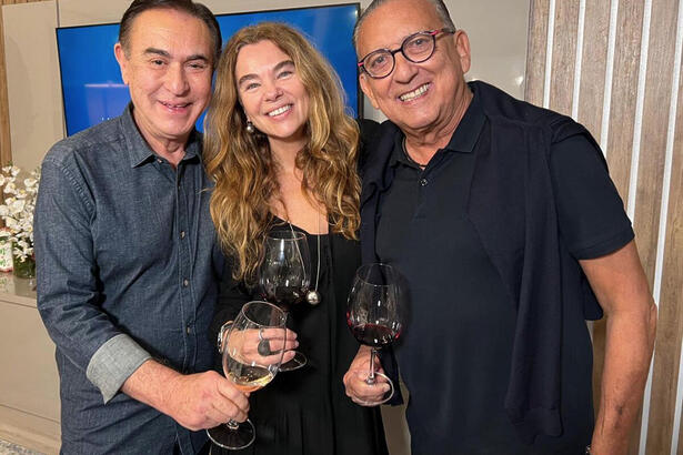 Amaury JR. ao lado de Desirée Soares e Galvão Bueno, os três seguram uma taça de vinho