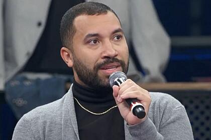 Gil do vigor com microfone na mão durante participação no altas horas