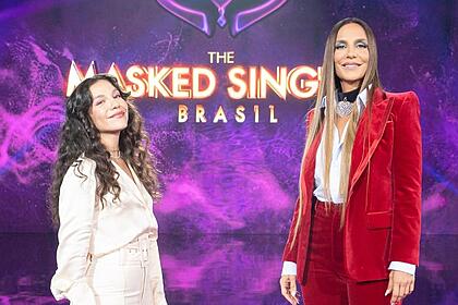 Priscila Alcântara e Ivete Sangalo no palco do 'The Masked Singer Brasil'