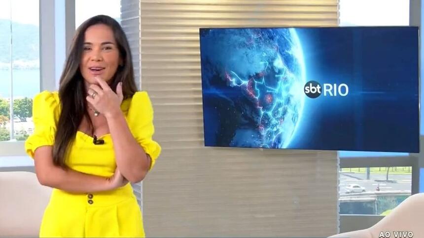 Isabele Benito está em pé no estúdio do SBT Rio