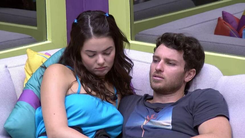 Lucas e Eslovênia sentados no sofá da sala do BBB 22.