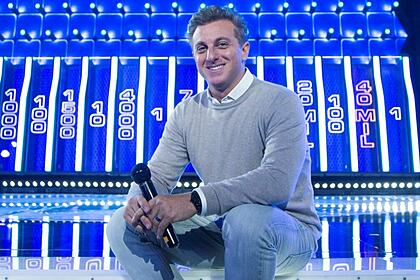 Luciano Huck nos estúdios do The Wall, em frente à parede