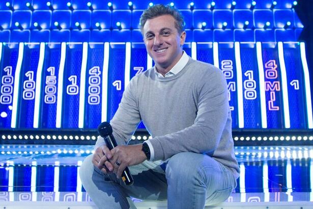 Luciano Huck nos estúdios do The Wall, em frente à parede