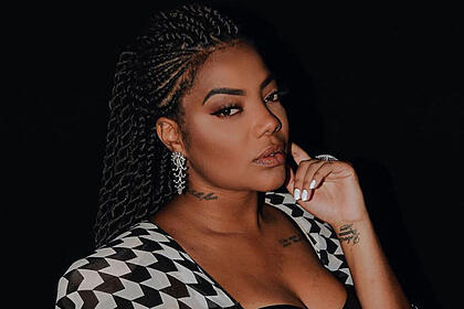 Ludmilla com vestido quadriculado