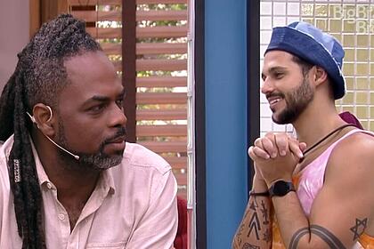 Montagen de duas imagens. Na primeira o apresentador Manoel Soares aparece irritado no É de casa,. Na segunda imagem ao lado, Rodrigo do BBB 22 aparece com as mãos juntas, com expressão de bondade