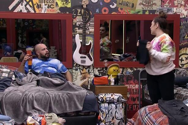 Naiara e Tiago no quarto grunge do BBB 22