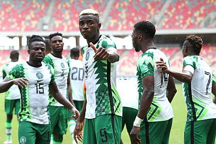 Jogadores da seleção da nigéria comemorando um gol