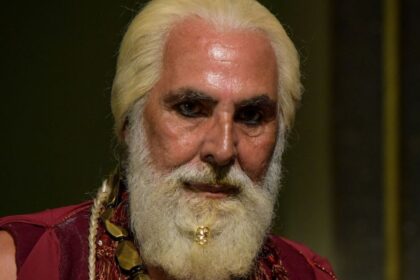Anselmo Vasconcelos em cena como o rei Guedór em Reis
