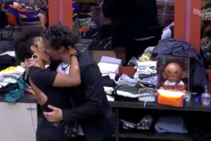 Eliezer e Natália se beijam no quarto grunge do BBB 22.