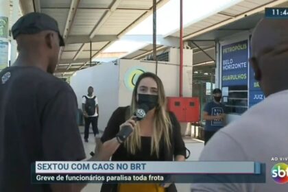 Branca Andrade durante entrada no SBT Rio e sendo intimidade por dois homens