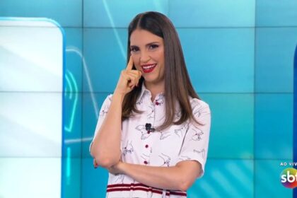 Chris flores, com a mão no rosto, nos estúdios do fofocalizando