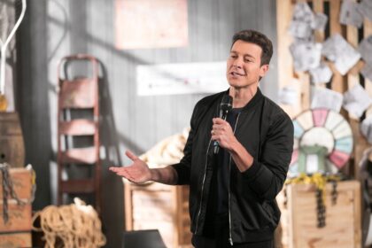 Rodrigo faro levanta a mão enquanto apresenta o quadro famosas em apuros no hora do faro da record tv