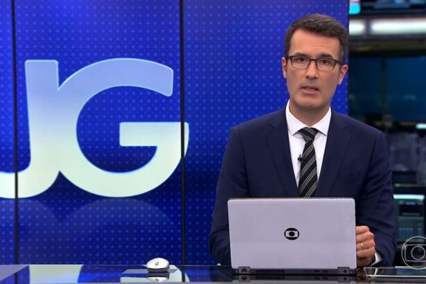 Fabio Turci sentando na bancada do Jornal da Globo