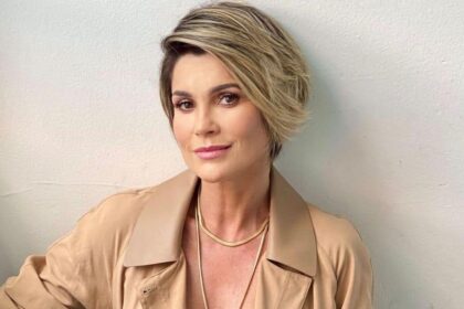 Flávia Alessandra de cabelo curto e loira