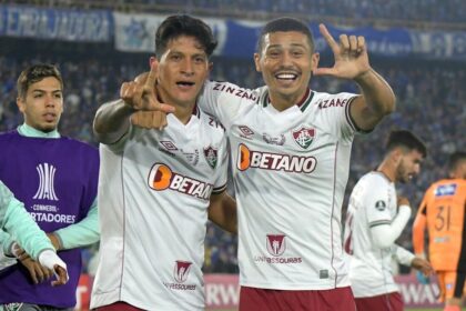 Jogadores do fluminense comemorando gol contra o millionarios, pela libertadores