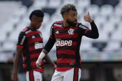 Gabigol fazendo um sinal de joia, durante parte entre flamengo e resende