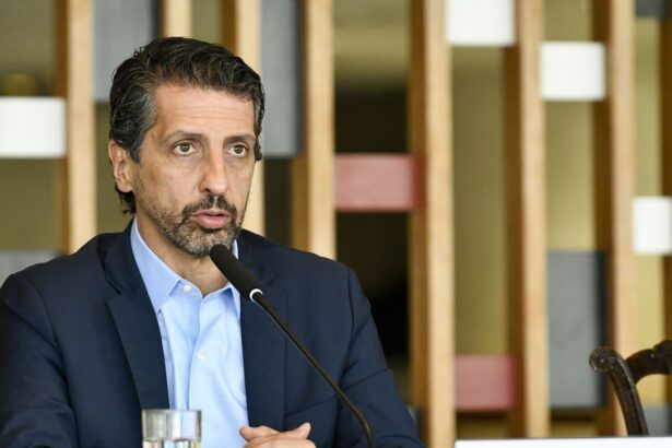 Joaquim Leite participando evento público como ministro