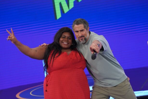 Jojo Todynho e Marcos Mion em foto posada nos estúdios do Tem ou não Tem do Caldeirão