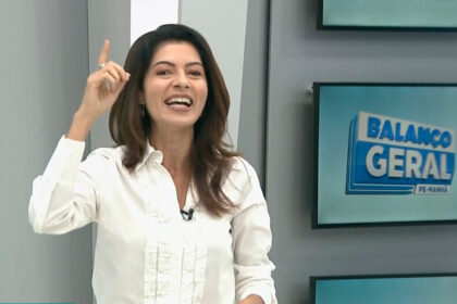 Meiry lanunce levanta o dedo durante participação no cenário do balanço geral manhã