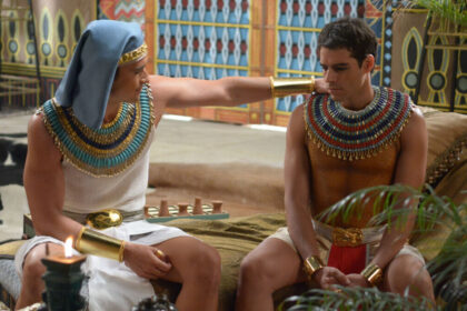 Sergio Marone (Ramses) e Guilherme Winter (Moíses) em cena da novela Os Dez Mandamentos