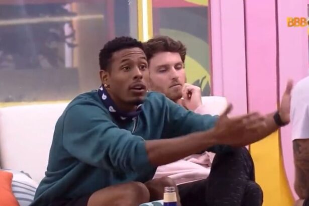 Paulo André sentado na área externa da casa ao lado de Lucas e Pedro Scooby conversando sobre o discurso de eliminação de Tadeu Schmidt no BBB 22