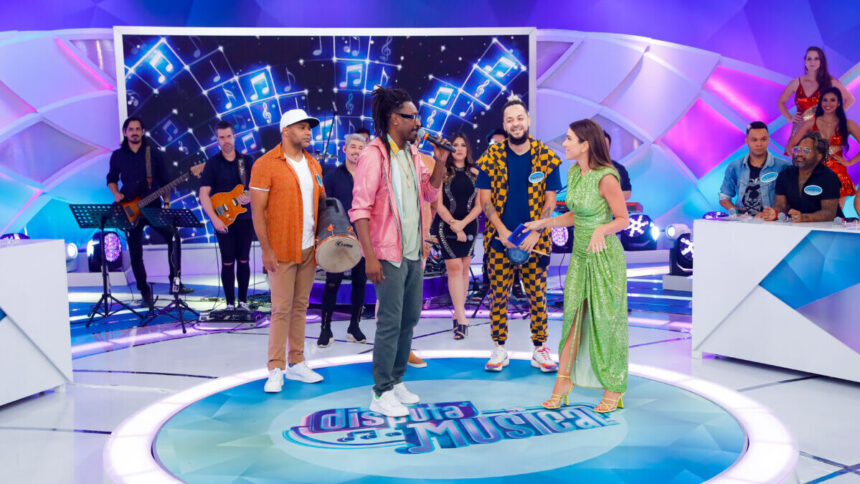 Grupo Pixote participando do Programa Silvio Santos, ao lado de Patricia Abravanel