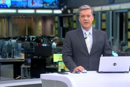 Roberto kovalick durante a edição de 12 de fevereiro do jornal hoje