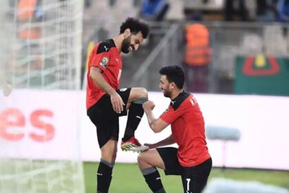 Salah comemorando gol com a camisa da seleção do egito