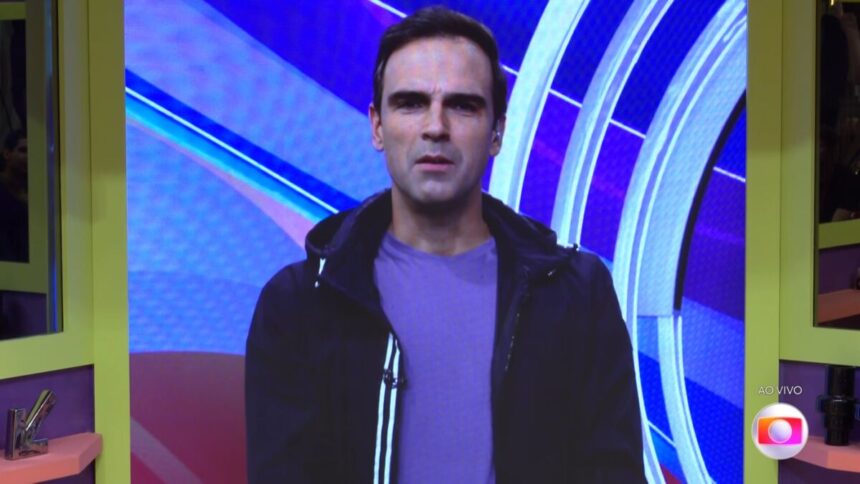 Tadeu Schmidt no telão da sala do BBB 22
