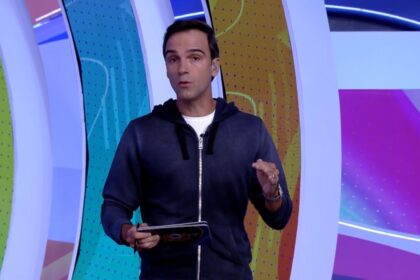 Tadeu Schmidt em pé no cenário do BBB 22