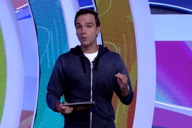 Tadeu Schmidt em pé no cenário do BBB 22
