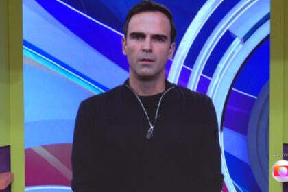 Tadeu Schmidt aparece no telão do BBB 22 para fazer o discurso de eliminação