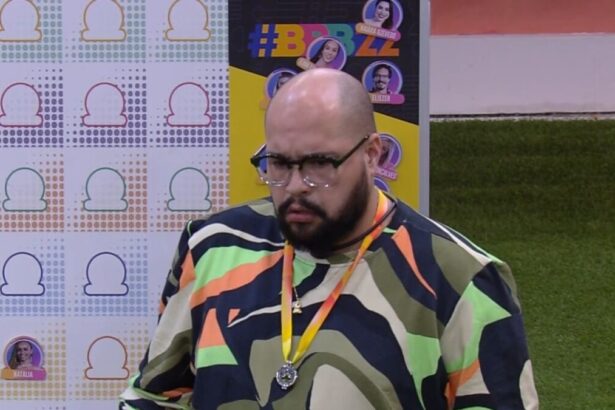 Tiago Abravanel irritado com comentário de Tadeu Schmidt