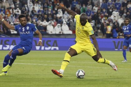 Jogador lukaku no lance do gol que garantiu a vitória do chelsea na semifinal do mundial