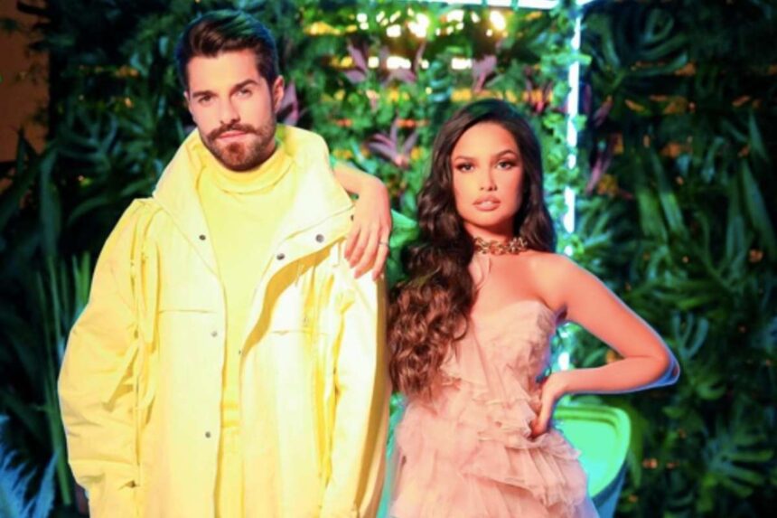 Alok e Juliette posam para foto no clipe de Un Ratito