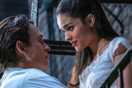 Ansel Elgort, e Rachel Zegler bem próximos em cena do filme