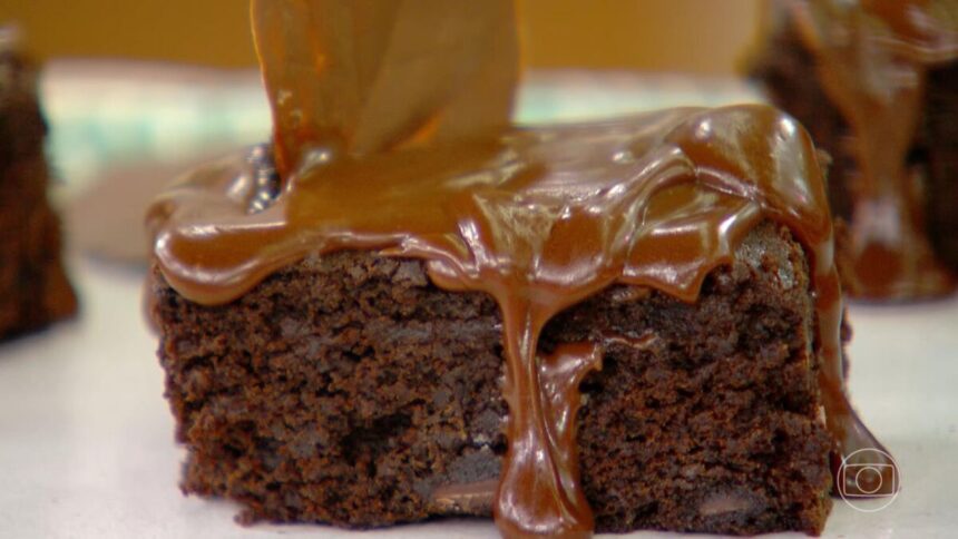 Bolo de Chocolate com cerveja preta já pronto para ser servido no cenário do Mais Você