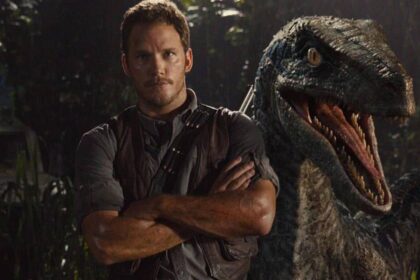 Chris Pratt ao lado de um dinossauro
