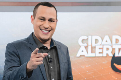 Ernani alves apontando o dedo no cenário do cidade alerta rio