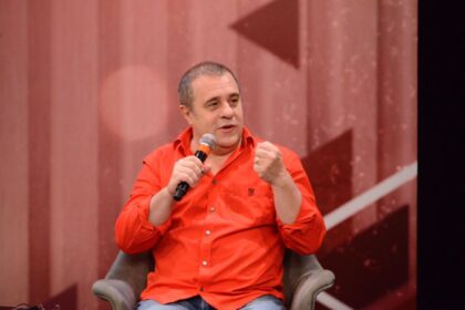 Fernando pelégio fala ao microfone durante coletiva de imprensa do esqueadrão da moda no sbt