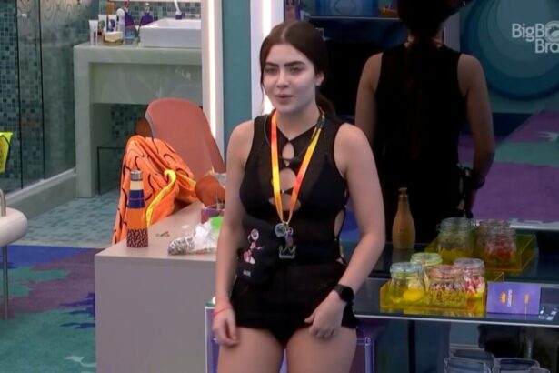 Jade em pé no quarto do líder do BBB 22