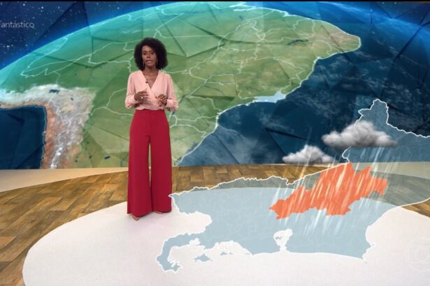 Maju Coutinho aponta para o mapa da previsão do tempo no Fantástico