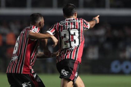 Jogadores do são paulo comemorando gol no clássico contra o santos