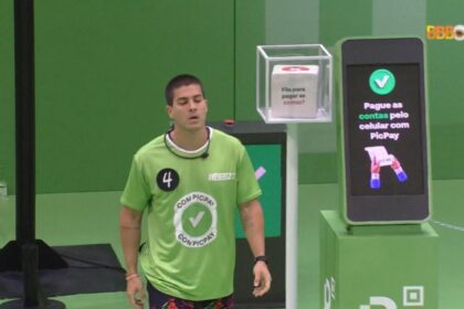 Arthur de colete verde se torna anjo da semana