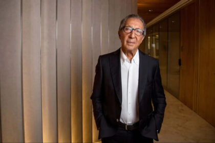 Abilio Diniz em foto posada, de terno e com os no bolso