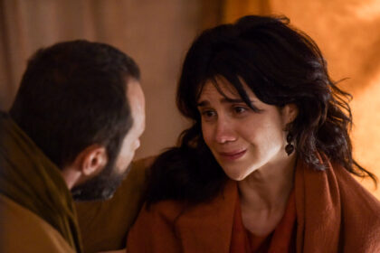 Elcana (fernando pavão) e ana (branca messina) em trecho da série reis