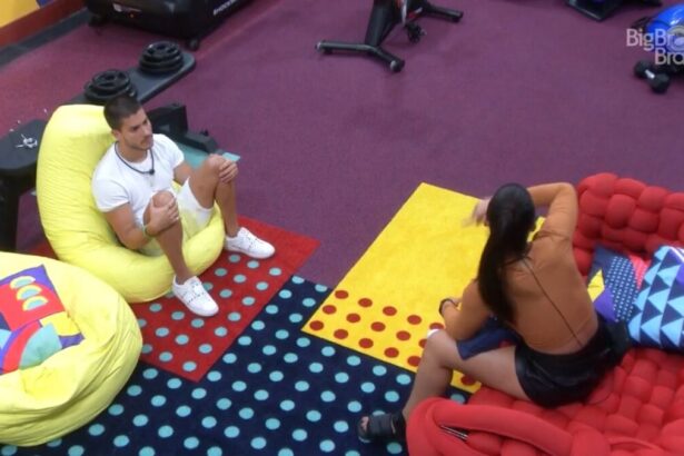 Arthur e Larissa frente a frente na academia do BBB 22.