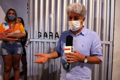 Caco Barcellos em Uberlândia, em trecho do Profissão Repórter - episódio exibido em 15 de março