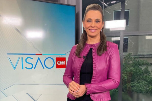 Carla Vilhena em frente a um telão nos estúdios do Visão CNN