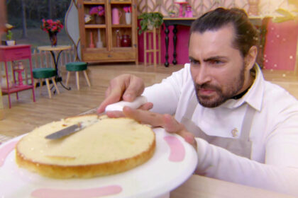 Carlo porto durante a realização de uma das provas do bake off brasil celebridades - episódio de 05 de março de 2022